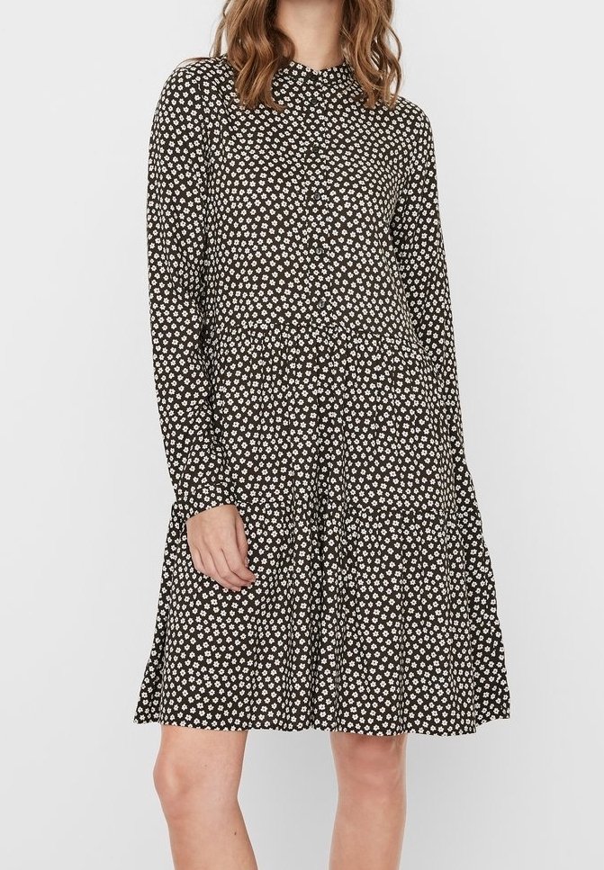 Svart klänning med vit blommönster, långa ärmar, knappstängning, samlad midja och flerlagad kjol. Lättviktsmaterial med en mjuk textur.