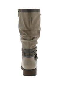 Botte montante grise en similicuir avec une tige ample, un accent foncé en haut, et une sangle décorative avec des clous autour de la cheville.