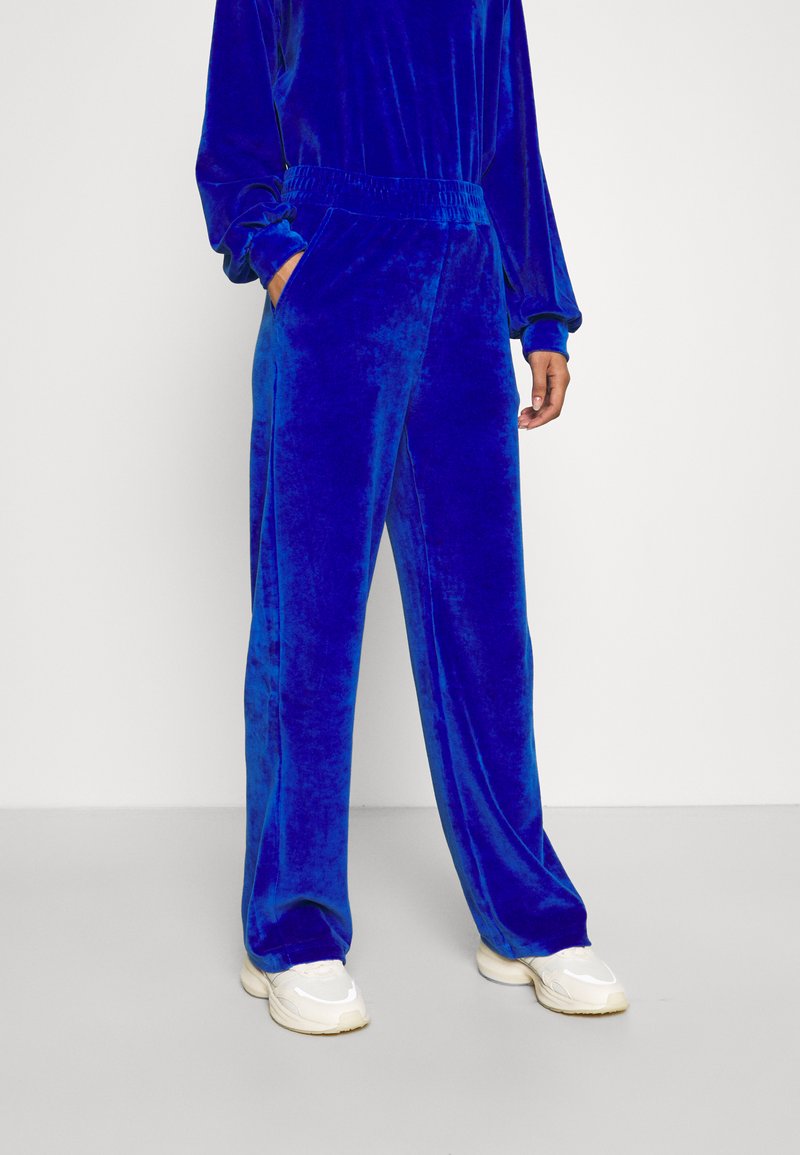mbyM Tracksuit bottoms dazzling blue/royal blue Zalando.de