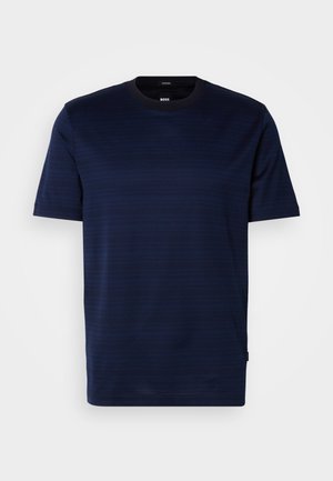 Kortärmad marinblå t-shirt med ett subtilt randigt mönster och rund halsringning. Tillverkad av mjukt tyg, med en liten logotypetikett på sidan.