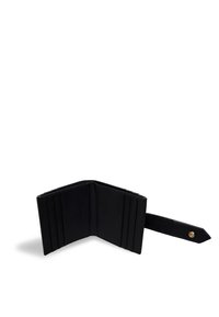 Zwarte leren portemonnee met meerdere kaartsleuven, een gestructureerde binnenkant en een drukknoopsluiting. Compact ontwerp met een platte vorm.