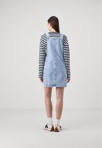 Marc O'Polo DENIM DUNGAREE DRESSES MINI LENGTH - Robe en jean - light blue multi