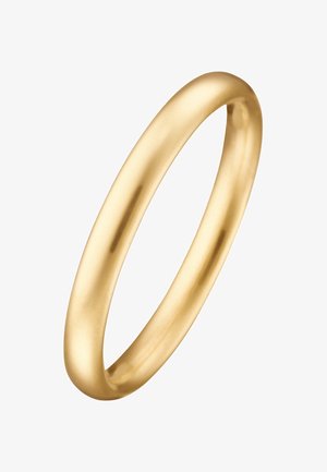 Ein einfacher, glatter Goldring mit polierter Oberfläche und abgerundeten Kanten, vor einem weißen Hintergrund präsentiert.