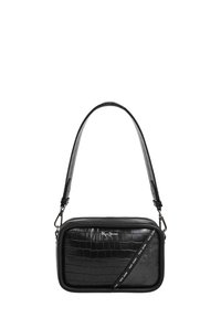 Schwarze Leder-Crossbody-Tasche mit Krokodilsmuster, glatter Textur, rechteckiger Form und verstellbarem Tragegurt mit Branding.