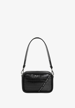 Czarna prostokątna torba crossbody z teksturowanym wzorem krokodylej skóry, gładkim ukośnym panelem, srebrnym logo i regulowanym paskiem.