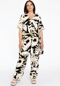 Twee-delig outfit met een zwart-witte botanische print en gouden accenten. Bevat een tuniek met korte mouwen en een broek met wijde pijpen.