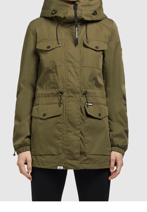 Veste légère olive avec capuche, deux poches poitrine et taille ajustable avec cordon de serrage. Comprend des poignets élastiques et une fermeture éclair.