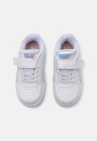 Baskets blanches à la tige en cuir lisse, avec un col rembourré, des orteils perforés et une sangle Velcro. Accents rose vif sur la languette.