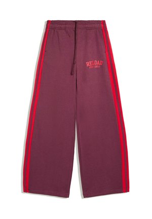 Pantalon bordeaux à jambes larges avec bandes latérales rouges, taille élastique, cordon, poches et texte "RELOAD JUST CHILL" sur le côté avant droit.