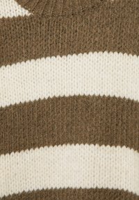 Strikket sweater med skiftevis brune og cremefarvede vandrette striber. Tekstureret stof med ribstrikket krave og manchetter. Tykt garn.