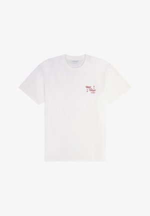 Biała koszulka z krótkim rękawem i okrągłym dekoltem, z czerwonym napisem "Best of the West" oraz "Wrangler" w okolicy lewej kieszeni na piersi.