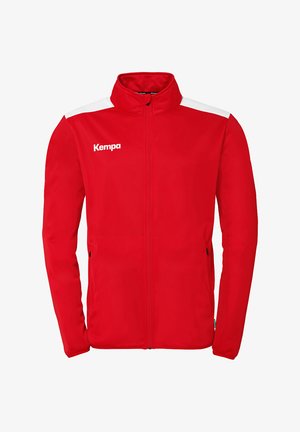 Rød atletisk zip-up jakke med hvide detaljer, med høj krave, to side lommer og et logo på den øverste venstre front.