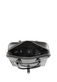 Sort lædertaske med lynlås i toppen, der har et rummeligt indre, flere lommer og hardware i guldtoner. Glat tekstur overalt.