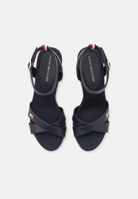 Tommy Hilfiger Kõrge kontsaga sandaalid - space blue