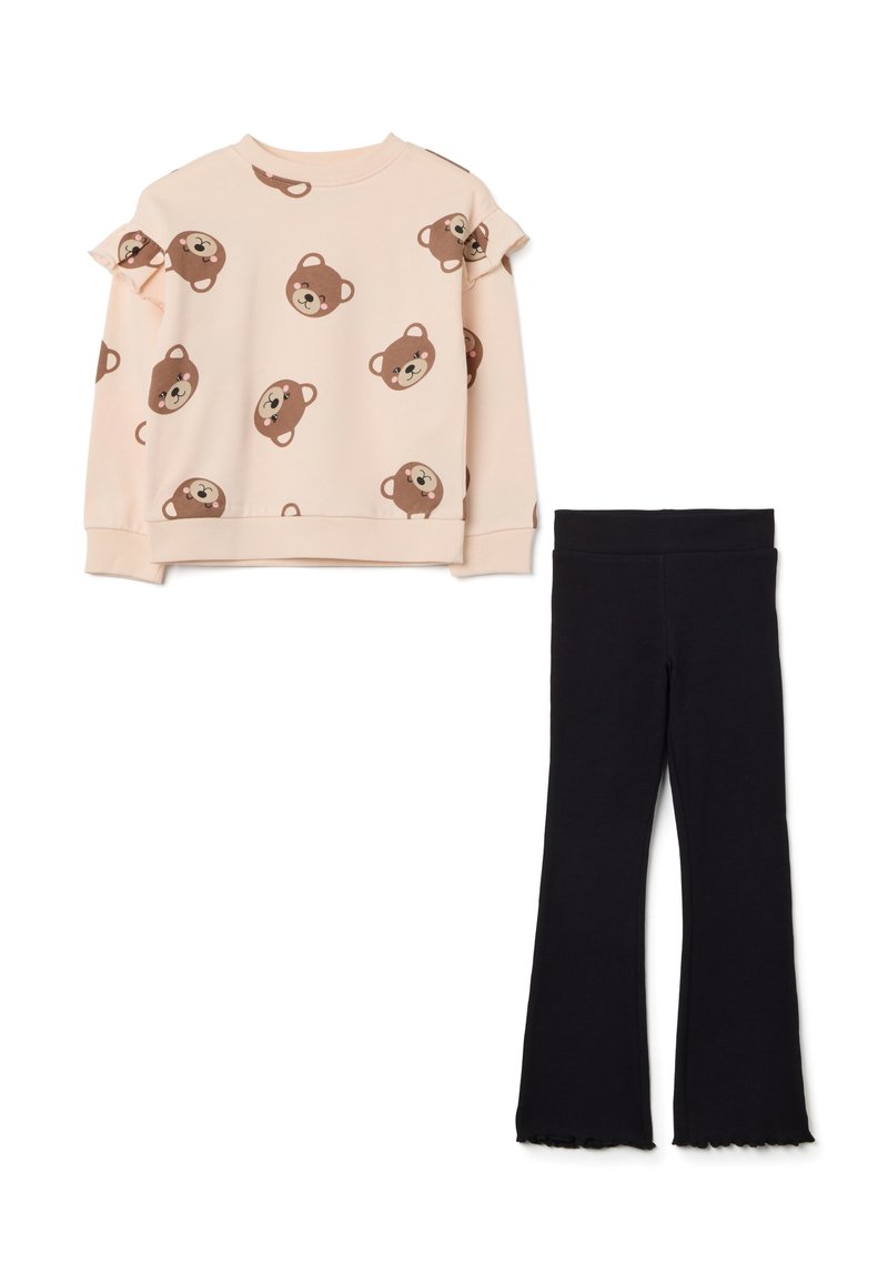 Lichtroze longsleeve sweatshirt met bruine berenprints en geplooide schouders, gecombineerd met zwarte flared leggings met een ruwe zoom.