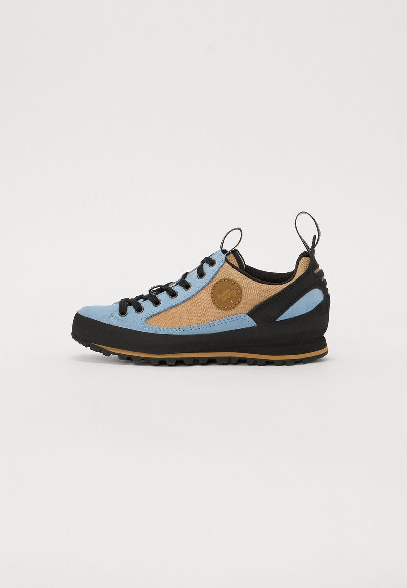 Sportlicher Schuh in Blau, Braun und Schwarz; verfügt über ein Obermaterial aus Mesh und Wildleder, eine Gummisohle, strukturiertes Design und eine Schlaufe an der Ferse.