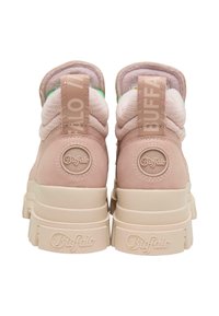 Sneakers roz groz cu talpă din suede moale, având un material texturat din plasă pe partea superioară, vârf rotund și guler căptușit. Include un logo embosat pe călcâi și o talpă din cauciuc.