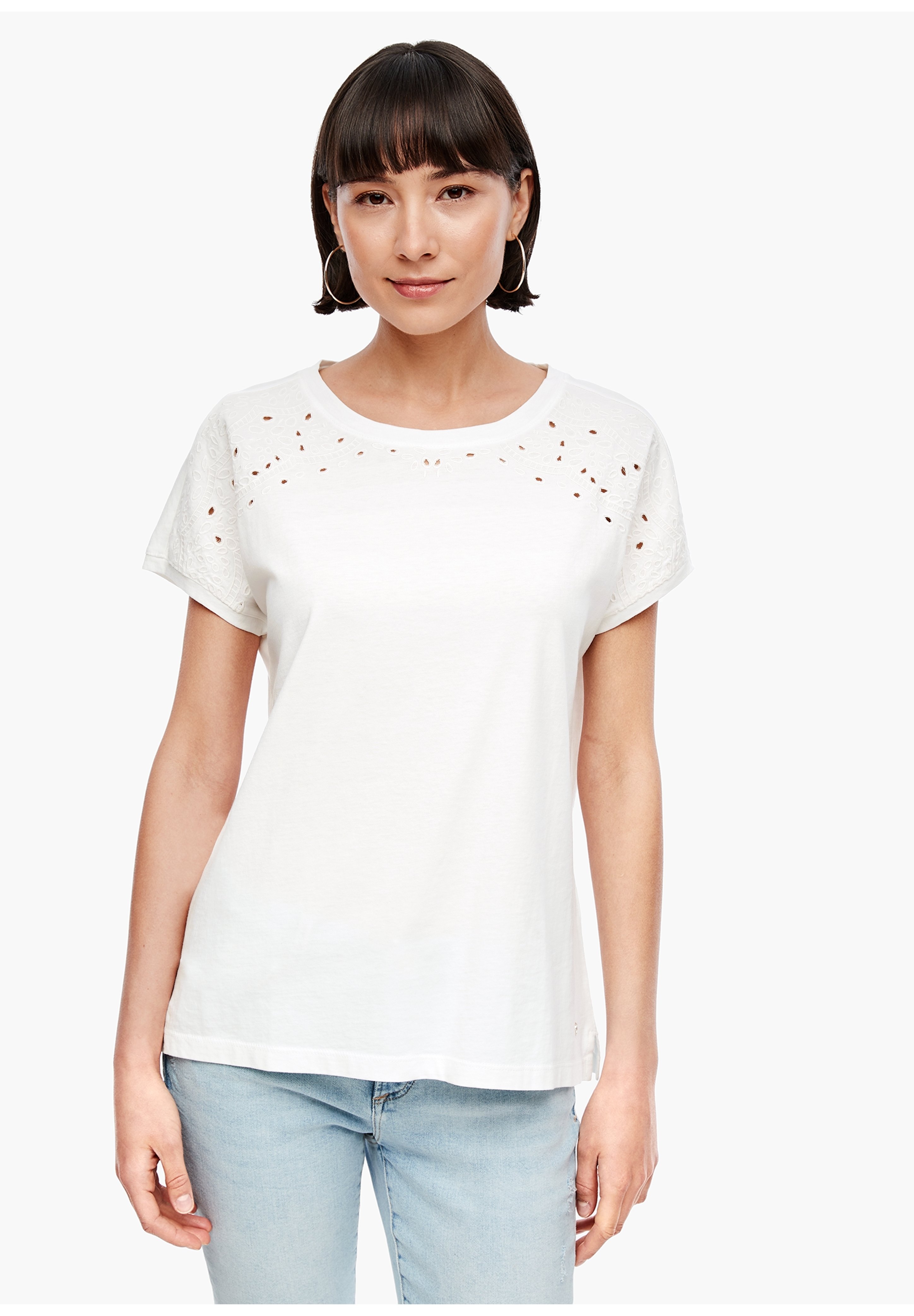 lochstickerei shirt