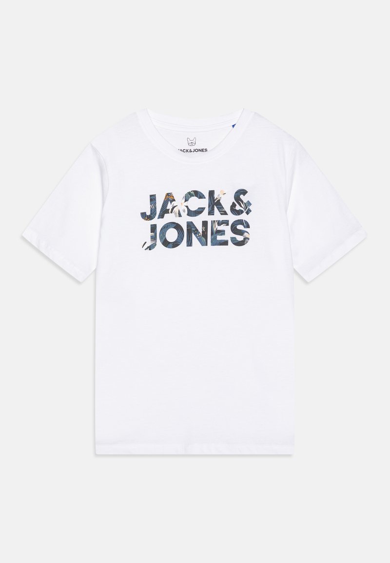 Hvit T-skjorte med korte ermer som har et grafisk trykk av "JACK & JONES" i dempede farger og mønstre, rund halsutskjæring og myk bomullstekstur.