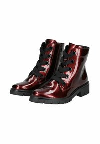 Bottes chevilles en cuir verni rouge avec lacets noirs, fermeture éclair sur le côté et semelle en caoutchouc texturé noir. Dotées d'un bout rond et d'une finition brillante.