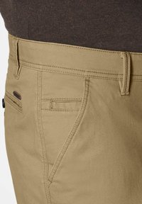 Khakihosen aus einem strukturierten Baumwollmix, mit einem glatten Bund, Seitentaschen und einem kleinen Markenakzent neben einer Tasche.