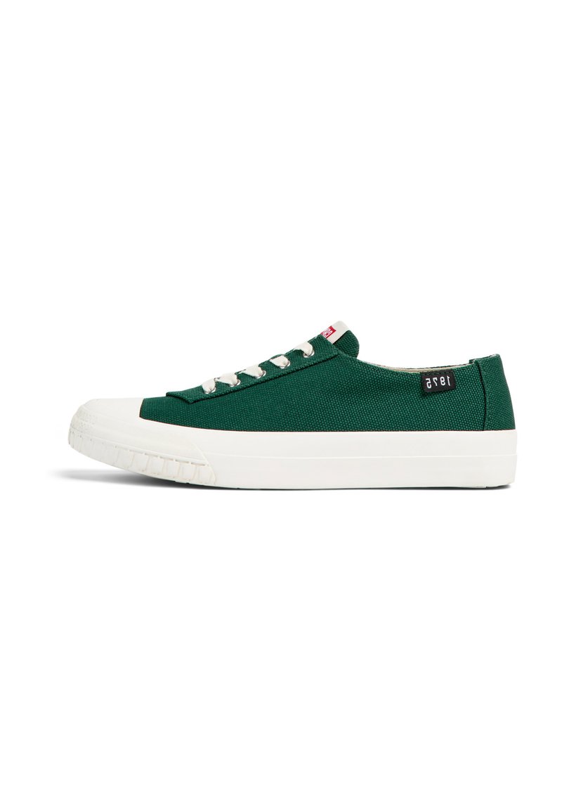 Sneaker di tela verde con suola in gomma bianca, dotate di lacci bianchi e un piccolo marchio nero sul lato. Design della punta arrotondata.