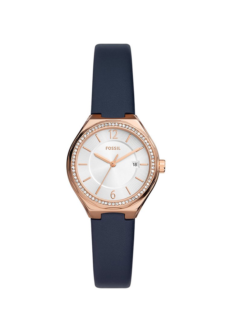 Reloj Fossil con caja de acero inoxidable en oro rosa, esfera blanca, correa de silicona azul y acentos brillantes a lo largo del bisel. Presenta un display de fecha.