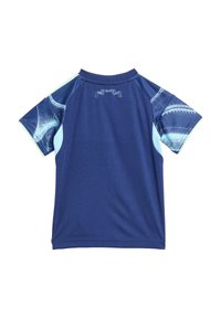 Korte mouw navyblauw shirt met blauw patroon op de mouwen en lichtblauwe zijpanelen. Soepele textuur met een ronde hals.