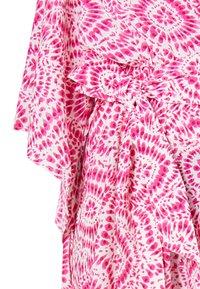 Îmbrăc�ăminte de stil kimono dintr-un material alb cu un model spiralat roz strălucitor. Prezintă un talie legată și mâneci fluturătoare pentru o croială lejeră.