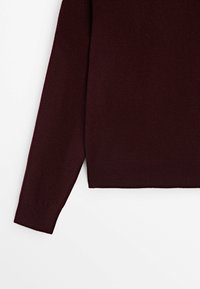 Dunkelburgunderfarbener Strickpullover mit langen Ärmeln, gerippten Bündchen und Saum vor einem weißen Hintergrund.