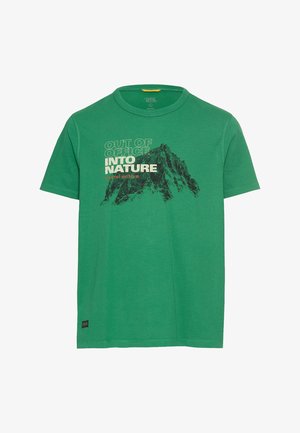 Grøn bomulds T-shirt med et bjerggrafik og teksten "UD AF KONTOR IND I NATUR" i sort og orange. Casual crew neck design.