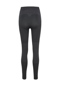 Czarne, wysokie, bezszwowe legginsy z teksturowanymi panelami na pośladkach, udach i łydkach, pokazane z tyłu na białym tle.