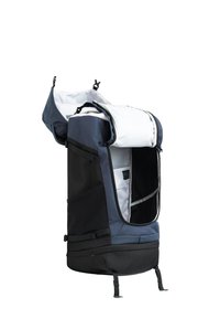 Rugzak in marineblauw en zwarte stof met een ruime, opvouwbare bovenkant. Voorzien van een witte interieur, ritstoegang en verstelbare schouderbanden.