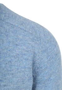 Lichtblauwe gebreide trui met een zachte textuur, met een ronde halslijn en subtiele variaties in kleur. Geen zichtbare patronen of hardware.