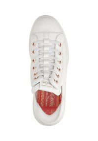 Weißer Sneaker aus glattem Synthetikmaterial, ausgestattet mit roségoldenen Ösen, einer Schnürverschluss und einer gemusterten roten Innensohle mit Branding.