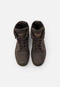 Botas de tobillo de lona marrón con punta de goma, diseño de cordones, cuello acolchado y logo de PALLADIUM en la lengüeta. Parte superior de tejido texturizado.