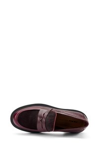 Mocassini in pelle borgogna con finitura liscia, dotati di suola in gomma nera e un pannello in tessuto simile a pelliccia lungo il dorso del piede.
