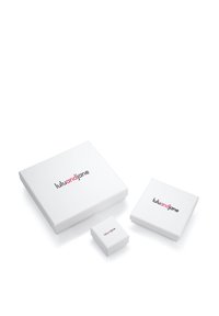 Hvide gaveæsker i forskellige størrelser med en mat finish, der har et sort og lyserødt logo, der læser "luluandjane" på de øverste flader.
