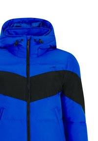 Modrá pufová bunda s čiernym chevronovým vzorom na hrudi, kapucňou, zipsom a elastickými detailmi. Hladká textúra látky.