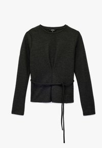 Suéter de color gris oscuro, de manga larga y cuello redondo, con un detalle de lazo en la parte delantera a la altura de la cintura y tela texturizada.