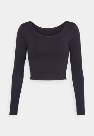 Prúžny dlhý rukáv crop top v tmavomodrej farbe. Má široký okrúhly výstrih a priliehavý strih, s hladkou textúrou a elastickou látkou.