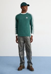 adidas Originals STRIPES - Ilgarankovis viršutinės dalies drabužis - mineral green