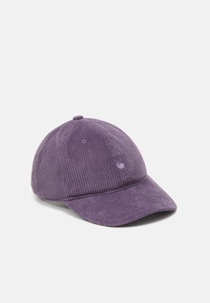 Paarse corduroy honkbalpet met gebogen klep en geborduurd klein logo op het voorpaneel, getoond op een witte achtergrond.