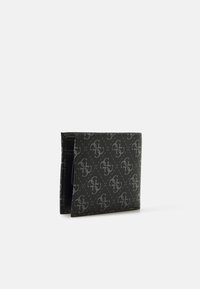 Portefeuille noir avec un motif. Fabriqué en matériau lisse, il présente une forme pliable et un motif de logo géométrique en gris.