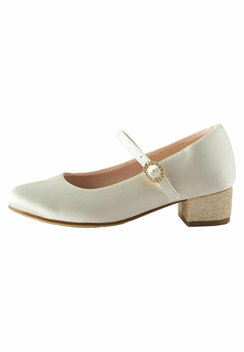 Chaussure Mary Jane en satin blanc avec un bout rond, une bride ajustable et un talon carré texturé. Présente un bouclier décoratif avec un détail en perle.