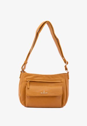 Sac à bandoulière en cuir beige avec une sangle réglable, une poche zippée avant et une poche à rabat ornée d'un petit logo de marque en métal.