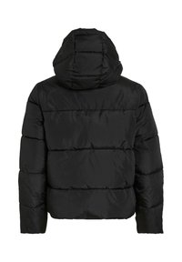 Juoda pūkinė striukė su gaubtu. Turi dygsniuotą dizainą, horizontalias siūles ir lygų, blizgantį paviršių, tinkamą šaltam orui.