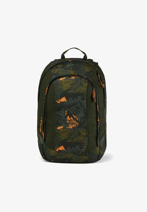 Grüner Stoff-Rucksack mit einem Blättermuster in Dunkelgrün und orangefarbenen Akzenten. Verfügt über einen oberen Tragegriff und Reißverschlusstaschen.