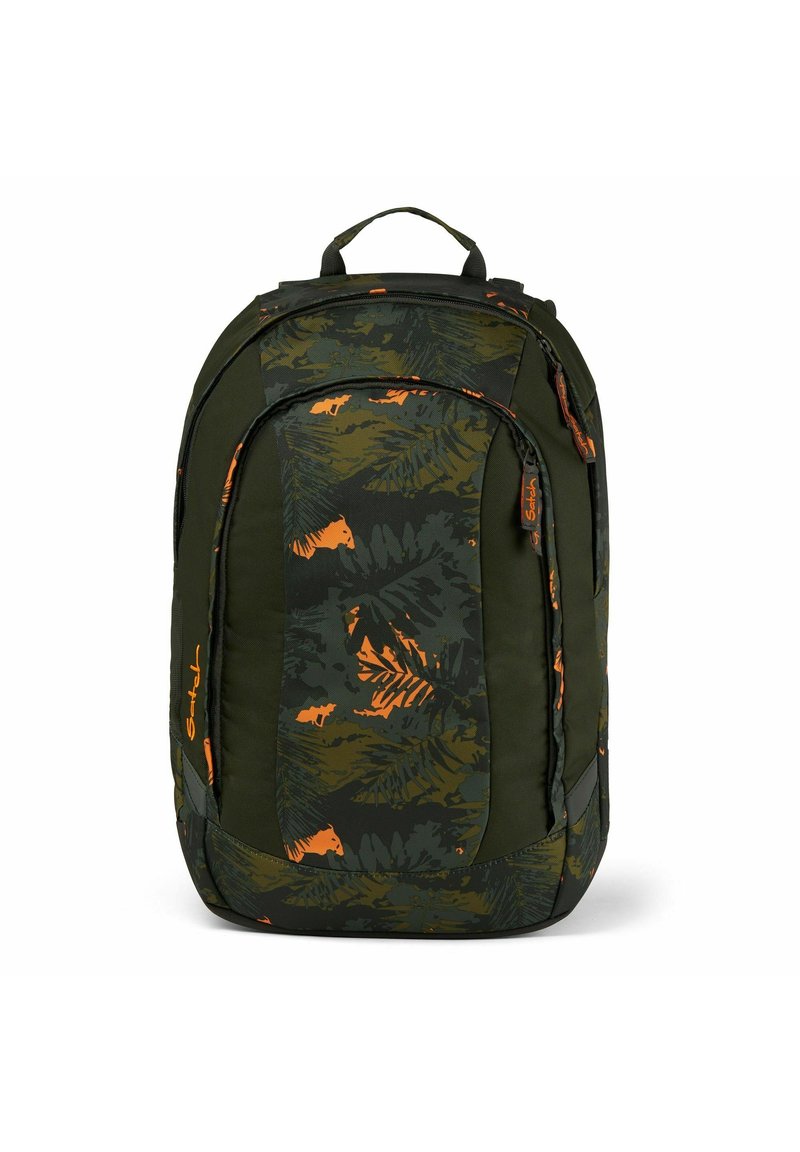 Sac à dos en tissu vert avec un motif de feuille en vert foncé et des accents orange. Il dispose d'une poignée sur le dessus et de compartiments zippés.