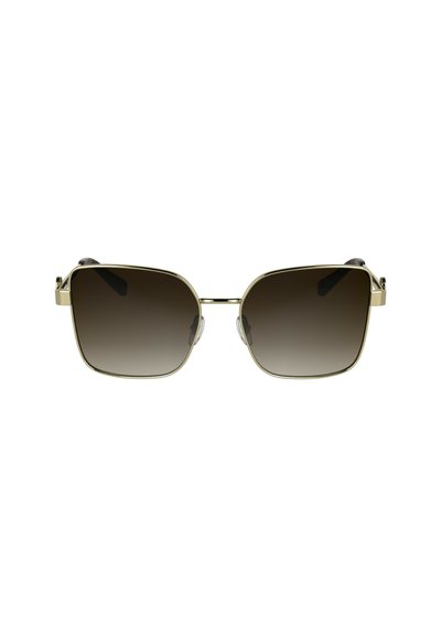 Lunettes de soleil avec monture carrée, accents en métal doré, verres dégradés marron et embouts de branches noirs ; plaquettes de nez réglables pour le confort.